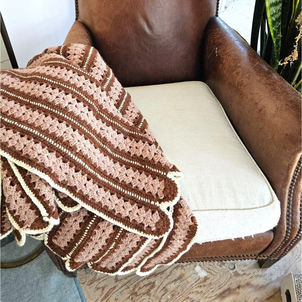 Vintage Crochet Blanket Brown Beige Ivory Scalloped Edge Handmade 62 x 48" Twin - Picture 6 of 12